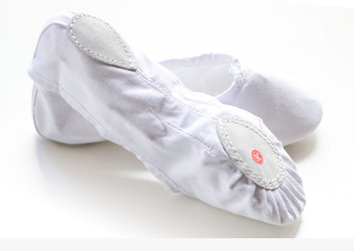 Plesne cipele – platneni gornji dio, kožna potplata, niski đon 1–3 cm, okrugli vrh, protuklizne