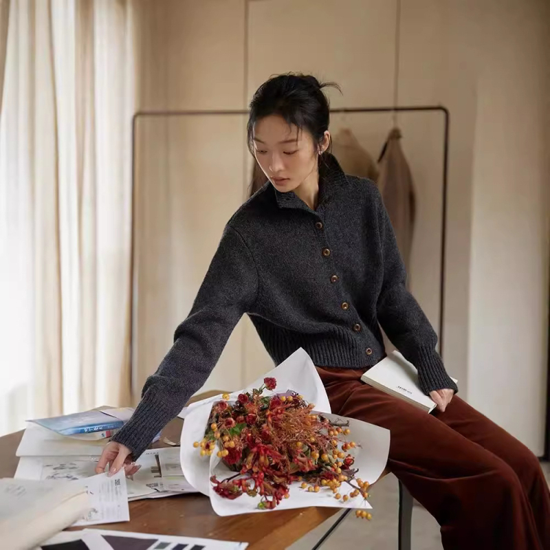 Dámsky cardigan z 95% vlny, s stojacím golierom, dlhé rukávy, normálna dĺžka (50–65 cm), elegantný mestský štýl