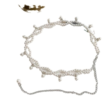 Pērļu josta ar pūka kulonu – Materiāls: pērlītes; Aizdare: sakausējums; Aizvērums: āķis; Roku adīta; Stils: elegants, universāls