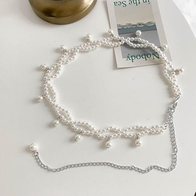 Pērļu josta ar pūka kulonu – Materiāls: pērlītes; Aizdare: sakausējums; Aizvērums: āķis; Roku adīta; Stils: elegants, universāls