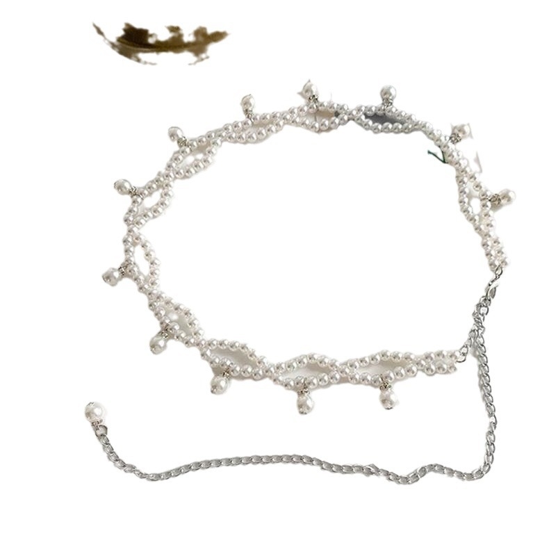 Pērļu josta ar pūka kulonu – Materiāls: pērlītes; Aizdare: sakausējums; Aizvērums: āķis; Roku adīta; Stils: elegants, universāls