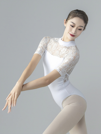 Baletni jednodjelni leotard s visokim ovratnikom i čipkastim detaljima cvjetnih uzoraka — tkanina od pamutno-poliesterne smjese (60.8% poliestera, 33.7% pamuka, 5.5% elastana); podstava od pamuka