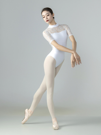 Baletni jednodjelni leotard s visokim ovratnikom i čipkastim detaljima cvjetnih uzoraka — tkanina od pamutno-poliesterne smjese (60.8% poliestera, 33.7% pamuka, 5.5% elastana); podstava od pamuka