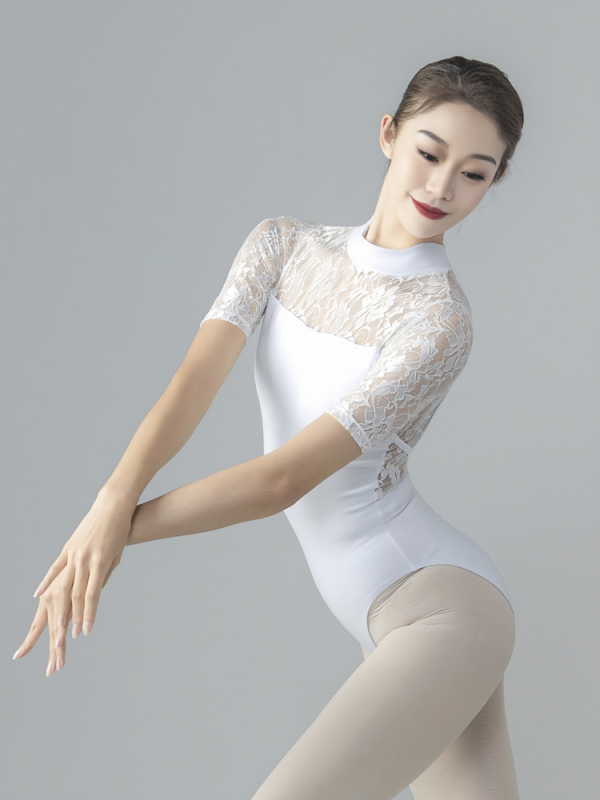 Baletni jednodjelni leotard s visokim ovratnikom i čipkastim detaljima cvjetnih uzoraka — tkanina od pamutno-poliesterne smjese (60.8% poliestera, 33.7% pamuka, 5.5% elastana); podstava od pamuka