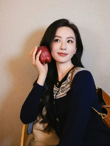 Dámsky vlnený kardigán s okrúhlym výstrihom a kapucňou, Mercerizovaná 95% vlna, dlhé rukávy