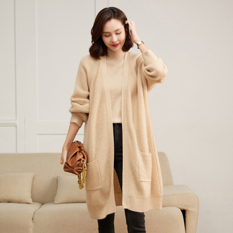 Ženski kardigan, opuštenog kroja, srednje duljine, iznad koljena, jacquard pletenina, kašmira-vuna mješavina, V-izrez