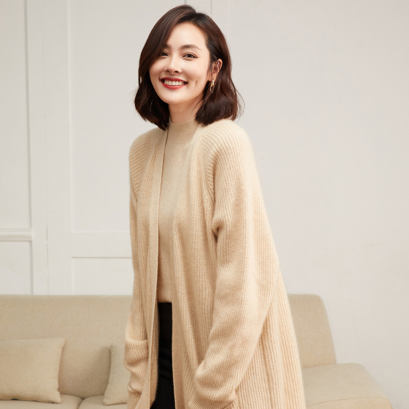 Ženski kardigan, opuštenog kroja, srednje duljine, iznad koljena, jacquard pletenina, kašmira-vuna mješavina, V-izrez