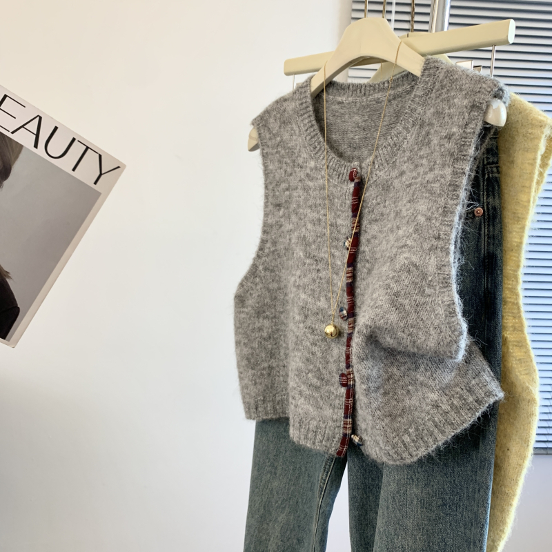 Siva ženska pleteni kardigan-vest, široki kroj, okrugli izrez, slojeviti izgled, proljeće–jesen 2025.