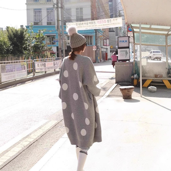 Ženski pleteni kardigan s točkicama, slobodan kroj, srednja duljina, nagnuti ovratnik, puff rukavi (teški pleteni; vunena smjesa; kašmir <30%; poliester 30–50%)