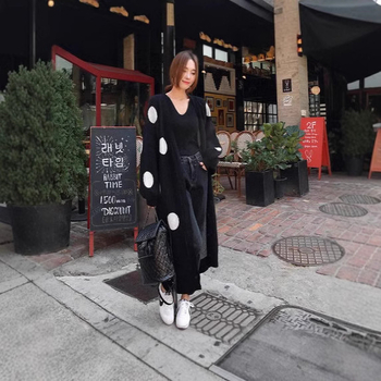 Ženski pleteni kardigan s točkicama, slobodan kroj, srednja duljina, nagnuti ovratnik, puff rukavi (teški pleteni; vunena smjesa; kašmir <30%; poliester 30–50%)