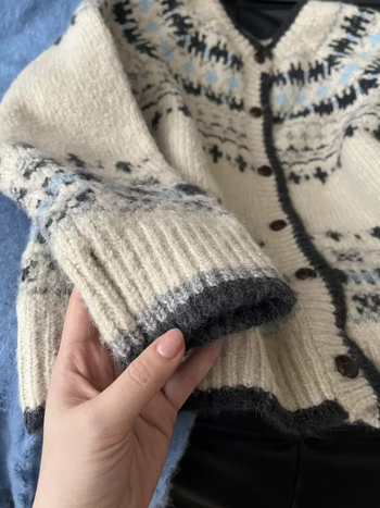 Ženski japanski retro Fair Isle kardigan od pletene jacquard tkanine, debela tkanina, okrugli ovratnik, dugi rukavi, ležernog kroja.