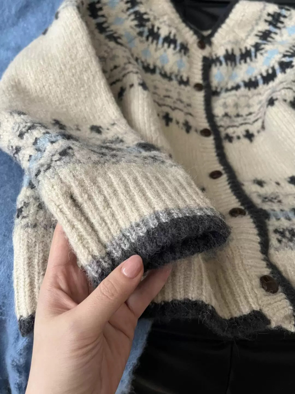 Ženski japanski retro Fair Isle kardigan od pletene jacquard tkanine, debela tkanina, okrugli ovratnik, dugi rukavi, ležernog kroja.