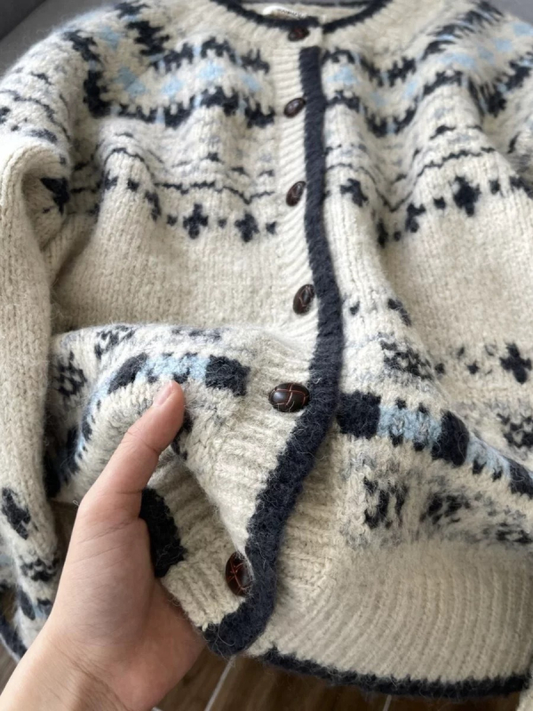 Ženski japanski retro Fair Isle kardigan od pletene jacquard tkanine, debela tkanina, okrugli ovratnik, dugi rukavi, ležernog kroja.