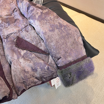 Jakna od perja s retro jacquard uzorkom i usklađenim bojama, punilo od bijelog guščjeg perja, sadržaj perja 76–80%, manšete od norke dlake