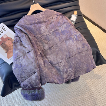 Jakna od perja s retro jacquard uzorkom i usklađenim bojama, punilo od bijelog guščjeg perja, sadržaj perja 76–80%, manšete od norke dlake