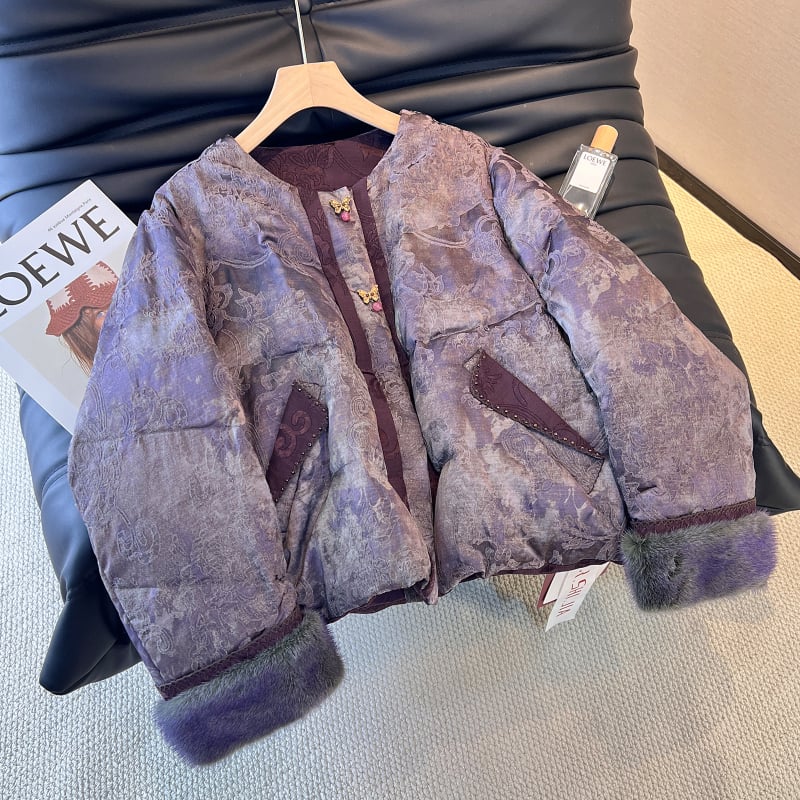 Jakna od perja s retro jacquard uzorkom i usklađenim bojama, punilo od bijelog guščjeg perja, sadržaj perja 76–80%, manšete od norke dlake