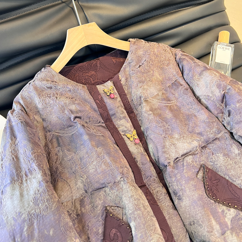 Jakna od perja s retro jacquard uzorkom i usklađenim bojama, punilo od bijelog guščjeg perja, sadržaj perja 76–80%, manšete od norke dlake