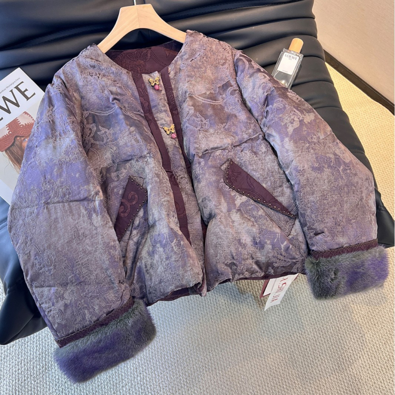 Jakna od perja s retro jacquard uzorkom i usklađenim bojama, punilo od bijelog guščjeg perja, sadržaj perja 76–80%, manšete od norke dlake