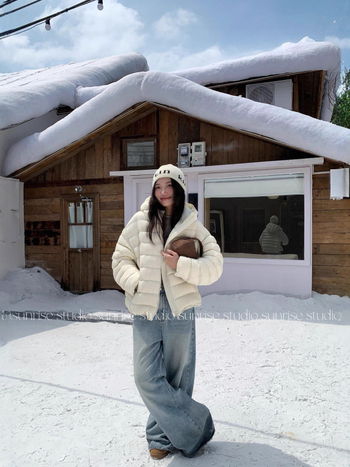 Ženska jakna s kapuljom od perja, vanjska najlon tkanina, punjenje od kačjeg perja 201–300 g, debela izolacija