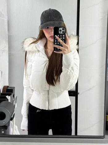 Ženska perjasta jakna s punilom od bijelog patka, sadržaj perja 86–90%, kapuljača, ovratnik od dlake rakuna, najlon tkanina, duljina 50–65 cm