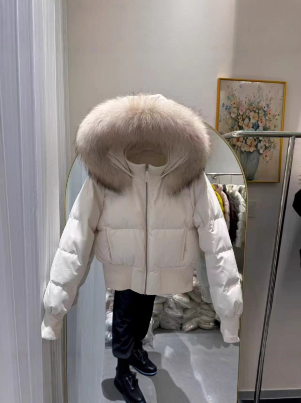 Ženska perjasta jakna s punilom od bijelog patka, sadržaj perja 86–90%, kapuljača, ovratnik od dlake rakuna, najlon tkanina, duljina 50–65 cm