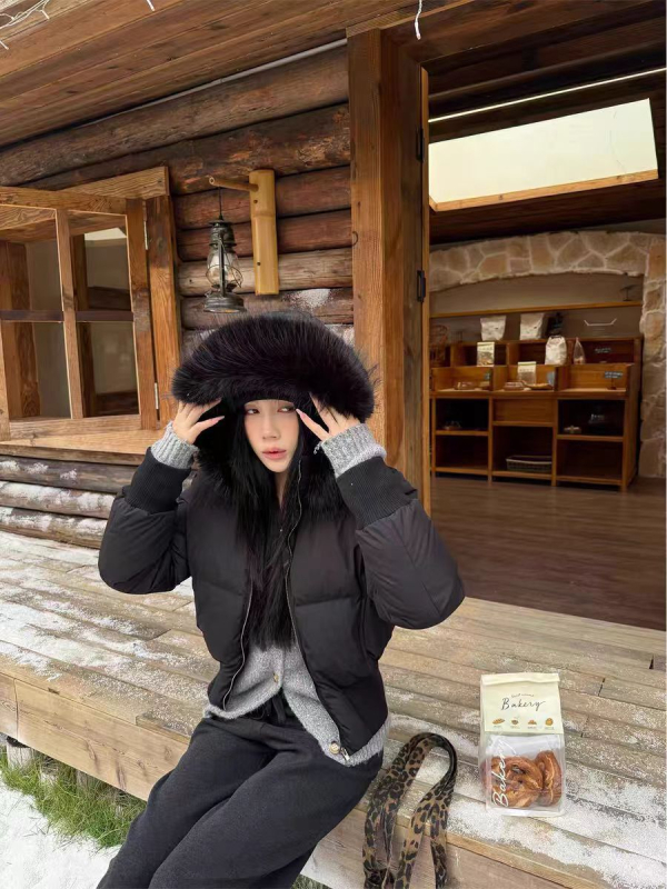 Ženska perjasta jakna s punilom od bijelog patka, sadržaj perja 86–90%, kapuljača, ovratnik od dlake rakuna, najlon tkanina, duljina 50–65 cm