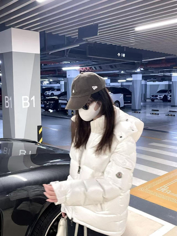 Jakna s punjenjem od patke 401–450 g, debeli pamuk vanjski materijal, dugačka 80–100 cm, zatvarač, stojeći ovratnik s odvojivim krznenim ovratnikom