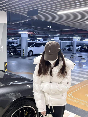 Jakna s punjenjem od patke 401–450 g, debeli pamuk vanjski materijal, dugačka 80–100 cm, zatvarač, stojeći ovratnik s odvojivim krznenim ovratnikom