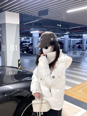 Jakna s punjenjem od patke 401–450 g, debeli pamuk vanjski materijal, dugačka 80–100 cm, zatvarač, stojeći ovratnik s odvojivim krznenim ovratnikom