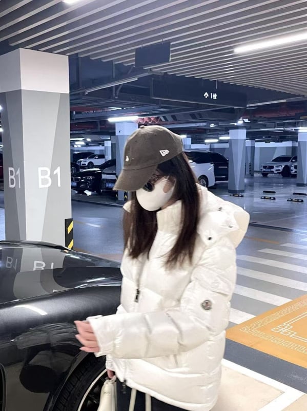 Jakna s punjenjem od patke 401–450 g, debeli pamuk vanjski materijal, dugačka 80–100 cm, zatvarač, stojeći ovratnik s odvojivim krznenim ovratnikom