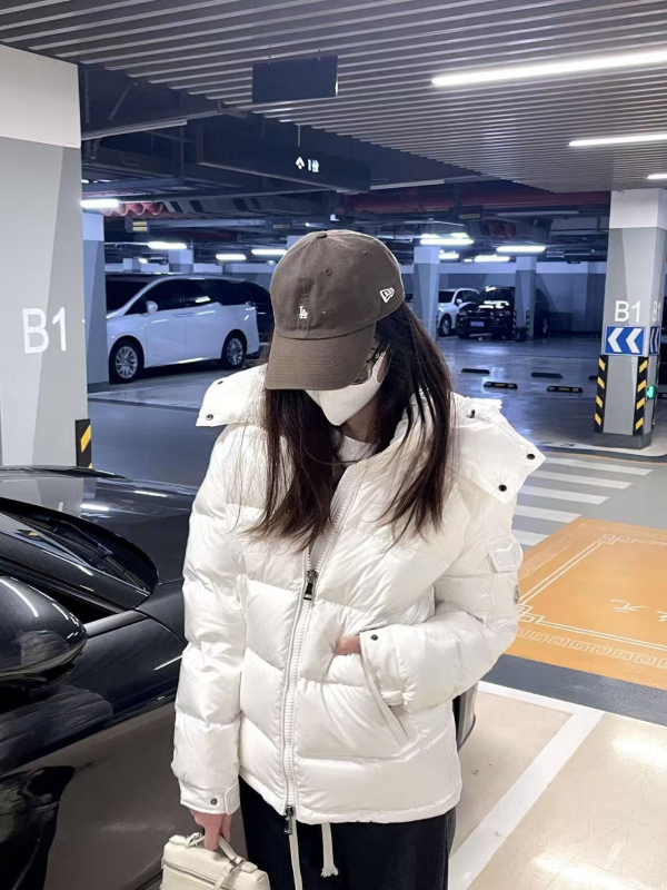 Jakna s punjenjem od patke 401–450 g, debeli pamuk vanjski materijal, dugačka 80–100 cm, zatvarač, stojeći ovratnik s odvojivim krznenim ovratnikom