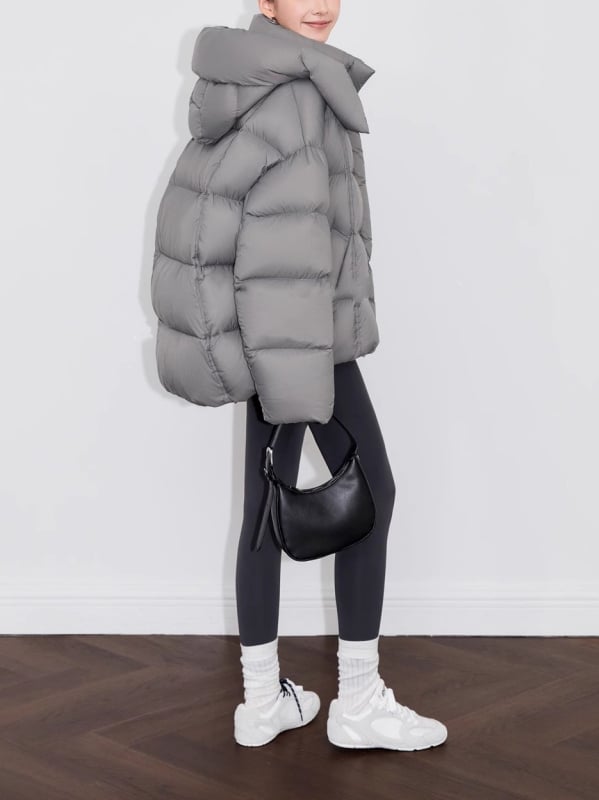Ženska kapuljačasta jakna od perja, širokog kroja, srednje dužine, punjenje 301–350 g bijelog patkinega perja