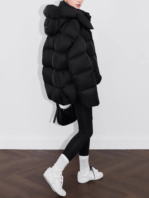 Ženska kapuljačasta jakna od perja, širokog kroja, srednje dužine, punjenje 301–350 g bijelog patkinega perja