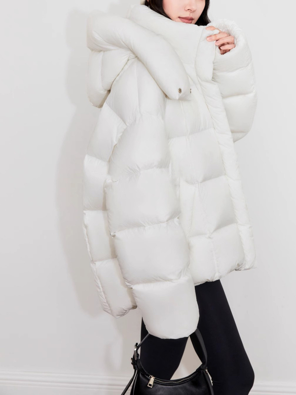Ženska kapuljačasta jakna od perja, širokog kroja, srednje dužine, punjenje 301–350 g bijelog patkinega perja