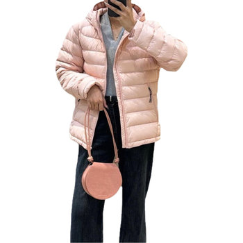 Jakna s kapuljačom, punjenje od bijelog patkina perja 85–90%, vanjski najlonski materijal, uski kroj, srednja duljina 50–65 cm