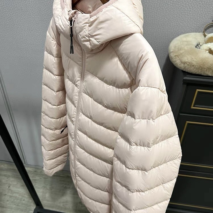 Jakna s kapuljačom, punjenje od bijelog patkina perja 85–90%, vanjski najlonski materijal, uski kroj, srednja duljina 50–65 cm