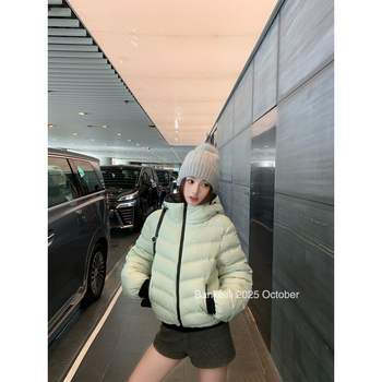 Dámska bunda s kapucňou z kačacieho páperia – obsah páperia 51–55%, hrubá izolácia, zips, dĺžka 50–65 cm.