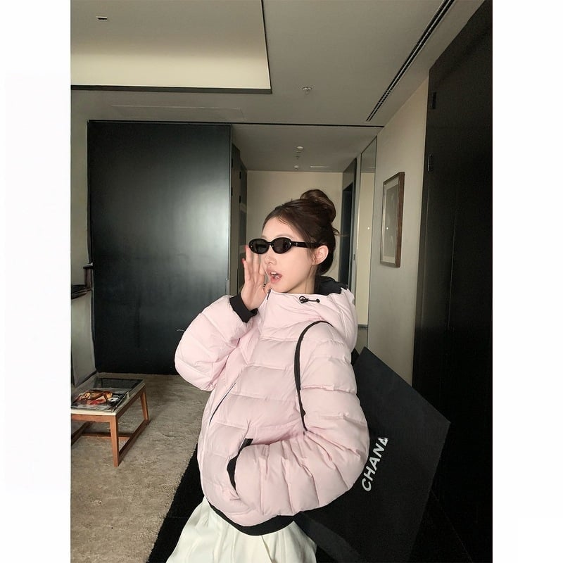 Dámska bunda s kapucňou z kačacieho páperia – obsah páperia 51–55%, hrubá izolácia, zips, dĺžka 50–65 cm.