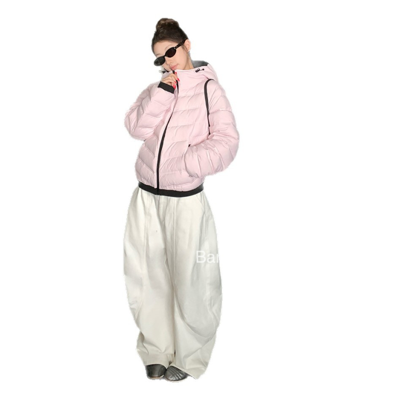 Dámska bunda s kapucňou z kačacieho páperia – obsah páperia 51–55%, hrubá izolácia, zips, dĺžka 50–65 cm.