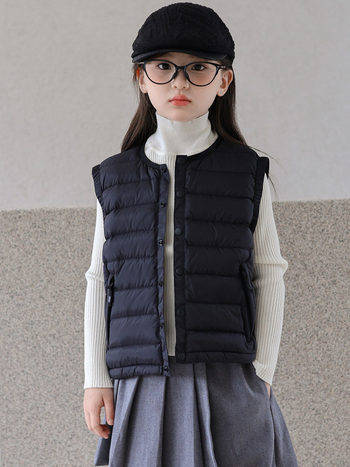Dječja down vesta, lagana, bez rukava, bez kapuljače, punjenje od bijelog patka perja 91–94%, vanjski materijal i podstava 100% poliester, tanak