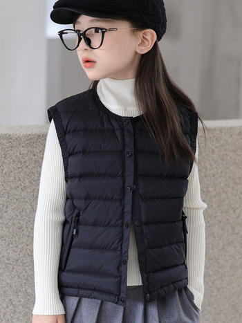 Dječja down vesta, lagana, bez rukava, bez kapuljače, punjenje od bijelog patka perja 91–94%, vanjski materijal i podstava 100% poliester, tanak