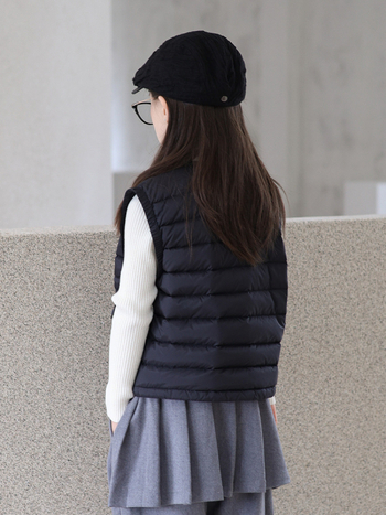 Dječja down vesta, lagana, bez rukava, bez kapuljače, punjenje od bijelog patka perja 91–94%, vanjski materijal i podstava 100% poliester, tanak