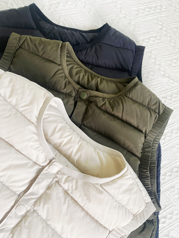 Dječja down vesta, lagana, bez rukava, bez kapuljače, punjenje od bijelog patka perja 91–94%, vanjski materijal i podstava 100% poliester, tanak