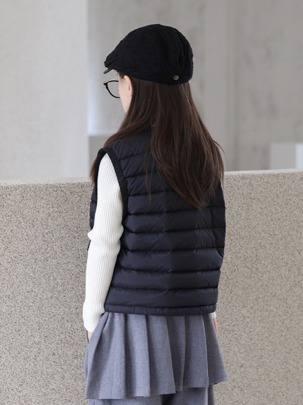 Dječja down vesta, lagana, bez rukava, bez kapuljače, punjenje od bijelog patka perja 91–94%, vanjski materijal i podstava 100% poliester, tanak