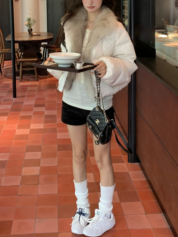 Ženska kratka jakna od perja s ovratnikom od lisice, Slim Fit, punjenje od bijelog patosovog perja 51–55%, Zima 2025, japansko-korejski ležerni stil