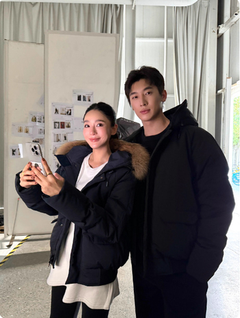 Jakna s puhom, strukirani kroj, ultra kratka duljina ≤40 cm, udio perja 91–95%, punjenje 101–200 g