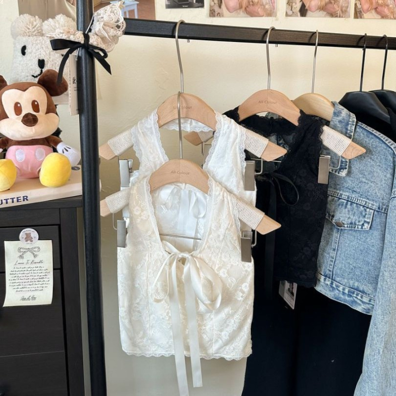 Čipkový cami top s halterneck výstrihom, bez ramien, s výstelkou na prsiach, nylon-elastán materiál, štíhly strih, krátka dĺžka