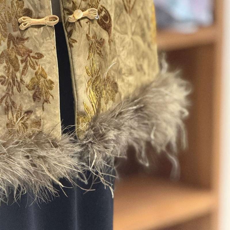 Vesta z Chenille s elastanom, polo golier, regulárny strih, štýl Royal Sister, jar 2025 vydanie