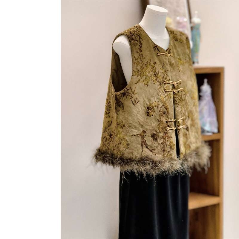 Vesta z Chenille s elastanom, polo golier, regulárny strih, štýl Royal Sister, jar 2025 vydanie