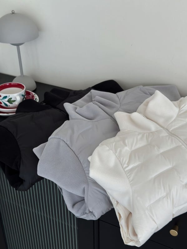 Ženska jakna s perjem, punjenje od patke, sadržaj perja 81–85%, stojeći ovratnik, zatvarač, poliester.